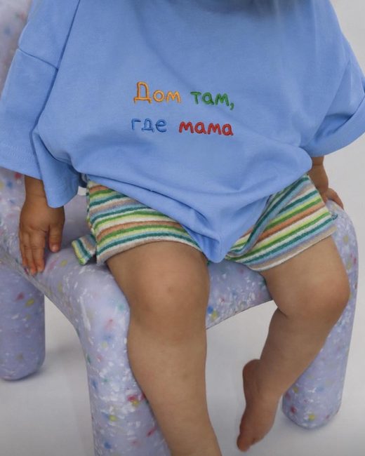 Голубая футболка с вышивкой «Дом там, где мама»